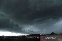 Hujan lebat disertai angin berpeluang terjadi di sebagian besar provinsi