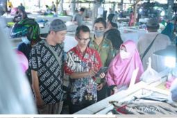 Sejumlah pedagang di Pasar Mentok mulai terapkan pembayaran elektronik