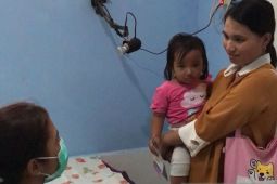 Bidan Sintang cek kesehatan balita gratis cegah generasi stunting