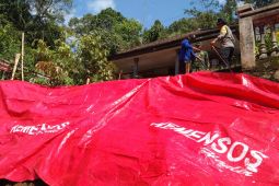 BPBD Trenggalek dan warga gotong-royong bersihkan material longsor