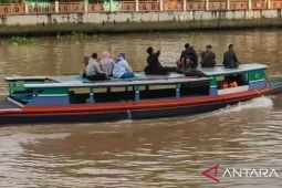 Komunitas klotok imbau warga tidak duduk di atas saat naik klotok