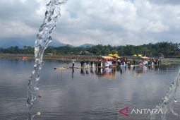 Polda Jawa Barat tebar 7,6 juta benih ikan di Situ Bagendit Garut