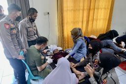 Puluhan anak ikuti khitanan massal di Polres Balangan
