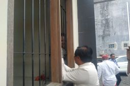 Mantan Wagub Bali jenguk Eka Wiryastuti saat sidang