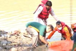 Petugas BPBD evakuasi temuan mayat di Bengawan Madiun
