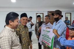 Ratusan abang becak terima CSR bank Aceh
