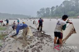 Bupati bersama ratusan warga gelar tradisi "malunta" dan "bagagap iwak"
