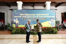 Bupati Sidoarjo serahkan sertifikat aset milik BMD-BMN
