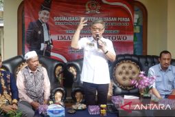 Anggota DPRD Kalsel mengedukasi warga pentingnya gerakan "revolusi hijau"