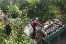 Mobil masuk jurang, kakek dan empat cucu dilarikan ke puskesmas