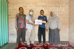 PT Timah serahkan bantuan untuk Satria penderita jantung bocor