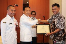 Tapin Regent awards four palm oil companies