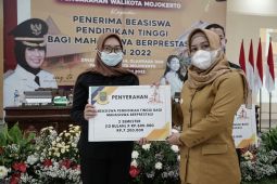 Pemkot Mojokerto berikan beasiswa kepada 302 mahasiswa