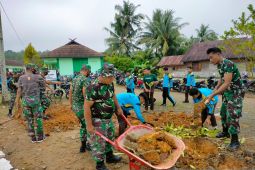 Koramil Batumandi kerja bakti bersama pelajar