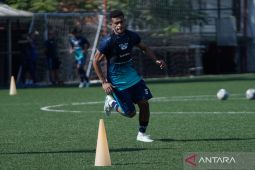 Pemain anyar Ricky Kambuaya mulai berlatih dengan skuad Persib Bandung
