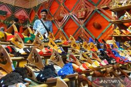 Sandal bahan Mahoni asal Tasikmalaya diekspor ke Prancis