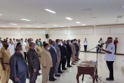 Paulus Waterpauw berhentikan Heri Saflembolo dari Kadis PUPR