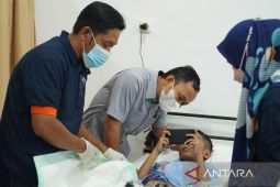 Alif tak menangis saat ikuti khitanan massal Bulan Bakti PT Timah di Sungailiat