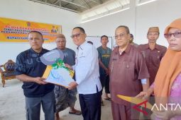 Bupati Gorontalo Utara serahkan bantuan perikanan