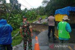 Banjir dan longsor, jalan lintas barat Seluma macet