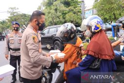 Polresta Banjarmasin bagikan nasi kotak ke masyarakat syukuri kenaikan pangkat personel