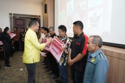 Bupati Pakpak Bharat serahkan bantuan keuangan partai politik dan ormas