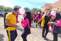 Meriahkan HUT Bhayangkara, Polres Palas gelar lomba joget balon berpasangan