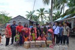 PT Timah serahkan paket sembako untuk korban banjir di Desa Rajik