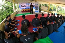 30 pegiat seni Sumbar, Riau dan Jambi belajar silat dari Maestro Pingian