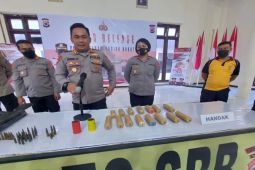 Warga SBB Maluku serahkan empat senpi dan 15 bom rakitan ke polisi, penyerahan sukarela tidak diproses hukum