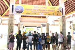 Puluhan turis asal Singapura naik Kapal Resorts World Cruises berkunjung ke Batam