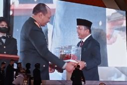 Gubernur Haris terima cenderamata dari Kapolda Jambi