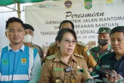 Tjhai Chui Mie dan Manager PLN UP3 Singkawang nyalakan listrik di Mantoman