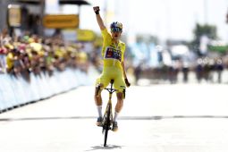 Tour de France: Van Aert perlebar jarak dengan kemenangan etape empat