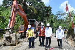 Presiden Jokowi tinjau proyek jalan nasional di Pulau Nias