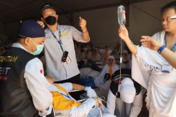 Jamaah haji kelelahan dan dehidrasi dapat layanan di Pos kesehatan Arafah