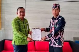 Bank Kalteng Cabang Kasongan serahkan lima sapi kurban
