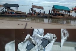 Tanggapi laporan masyarakat, Direktorat Polairud Polda Babel amankan 10 penambang timah ilegal di Perairan Mengkubung