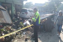 Innova tabrak warung nasi di Tebing Tinggi