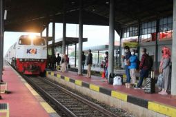Antisipasi lonjakan penumpang, KAI Cirebon tambah 5 perjalanan KA Argo Cheribon