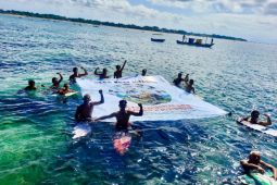 Komunitas Peselancar Bali bentangkan poster tolak LNG di kawasan mangrove