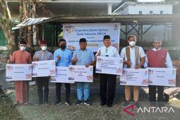 BI NTB menyalurkan puluhan ekor hewan kurban ke kantong kemiskinan