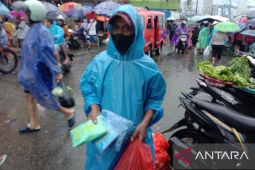 Pedagang mantel hujan di Ambon "banjir" rejeki saat cuaca ekstrem