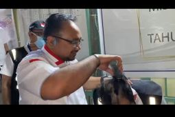 Menag mencukur rambut petugas haji usai melempar jumroh