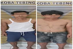 Sedang transaksi narkotika di pos ronda, dua pria ini ditangkap Polisi