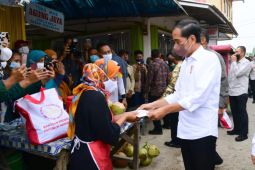 Presiden Joko Widodo serahkan bansos di Pasar Sukamandi Subang