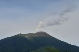 Gunung Gamalama mengeluarkan asap putih hingga 200 meter, begini penjelasannya