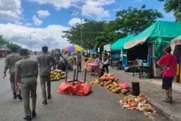 Satpol PP Ternate tertibkan badan jalan dari aktivitas PKL