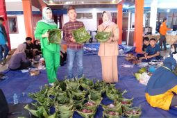 Ribuan paket kurban dari Pemkab Bangka disebar memakai daun kelapa