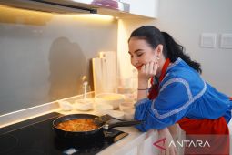 Arumi Bachsin akui masak pakai kompor induksi lebih efisien dibanding gas